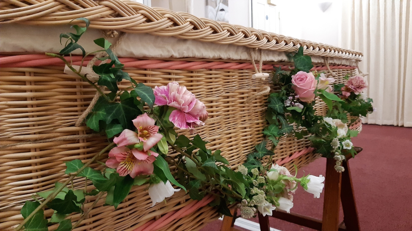 F197 Garland + Coffin Spray