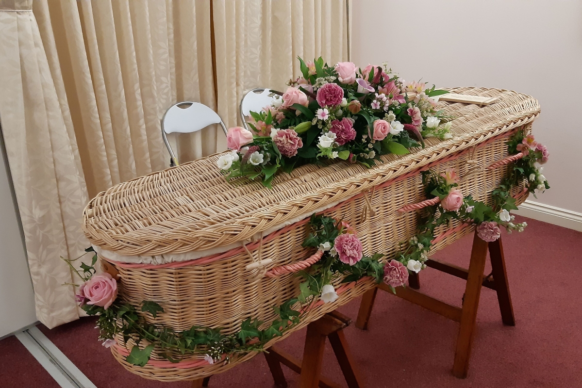 F197 Garland + Coffin Spray