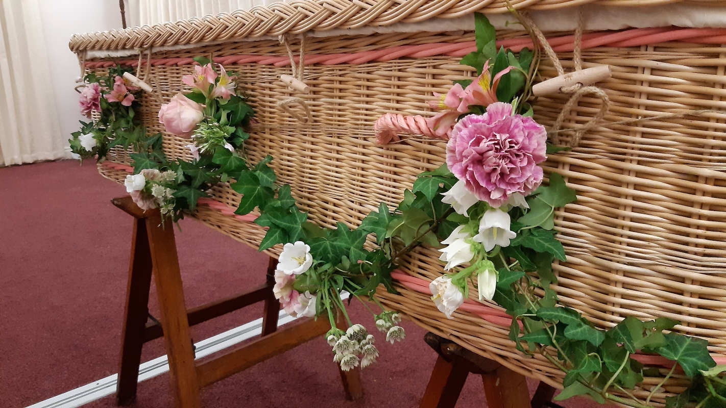 F197 Garland + Coffin Spray