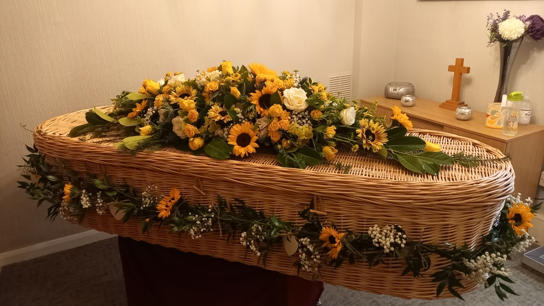 F227 Garland + Coffin Spray