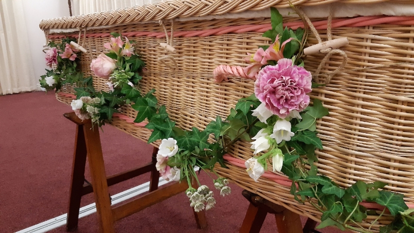 F197 Garland + Coffin Spray