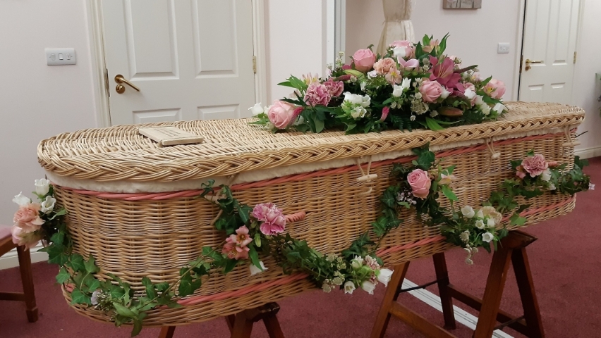 F197 Garland + Coffin Spray